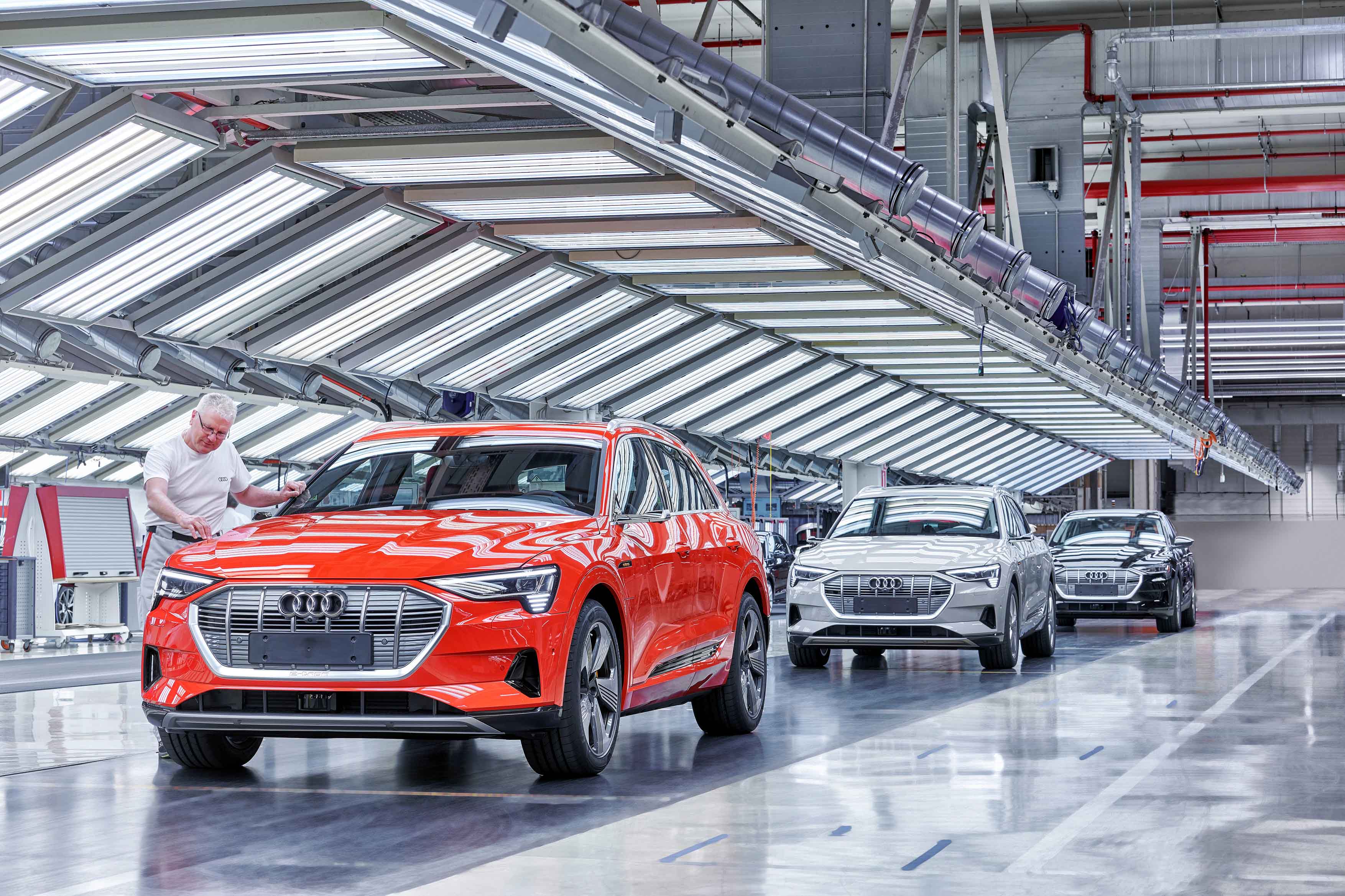 1 апреля новости авто. Audi e-tron 2020. Audi e tron Forza 5. Audi e-tron фотосток. Китайский завод Ауди.